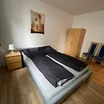 Schoenes Einfaches Zimmer Im Belebten Zentrum
