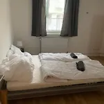Schoenes Einfaches Zimmer Im Belebten Zentrum